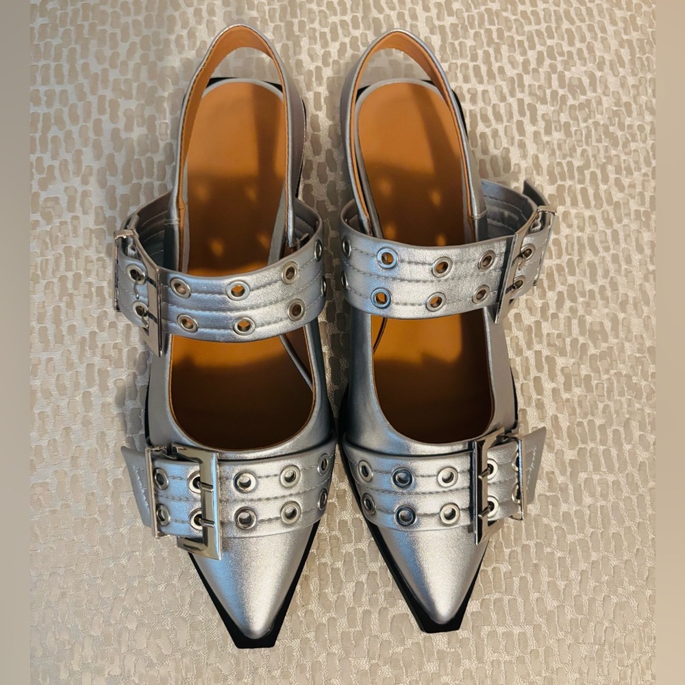 NWOT Stylish Silver Women's sling back flats with adjustable buckle.